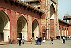 agra-sikandraorfort-tourists.png